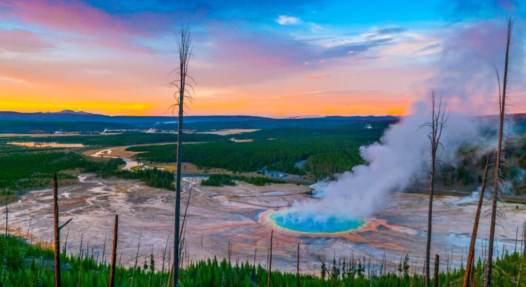  Yellowstone National Park, Wyoming: America's First National Park